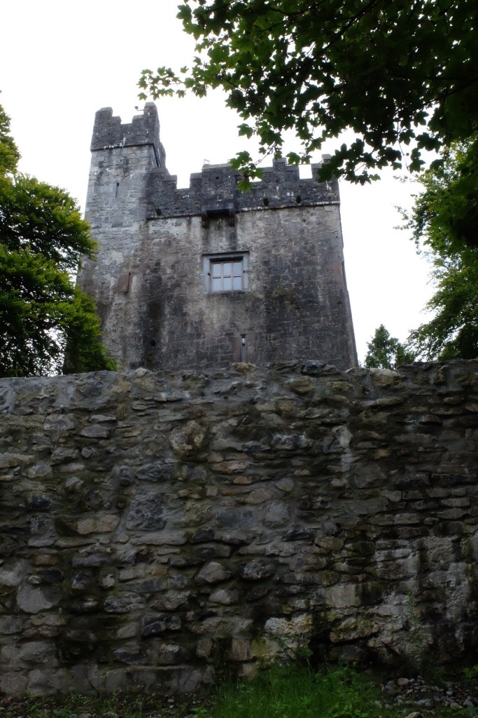 We came across this castle while looking for the hounds, sans tourists.