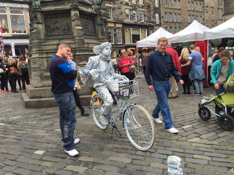 A more creative "statue" in Edinburgh