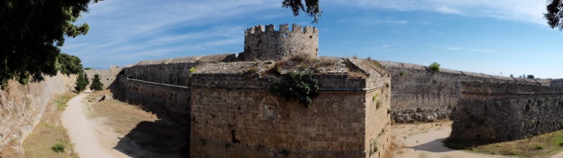 The wall around the old town is in very good condition and a great spot for the lizards to sun themselves.